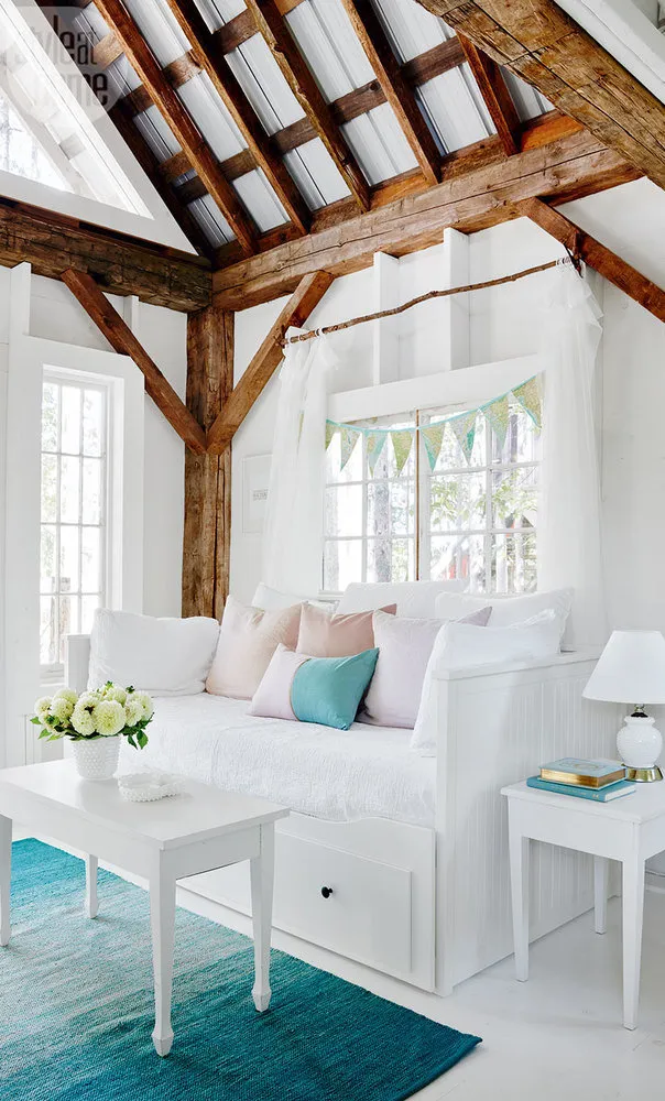 照片：现代风格客厅，加拿大，小屋，房屋与花园——我们网站上的照片