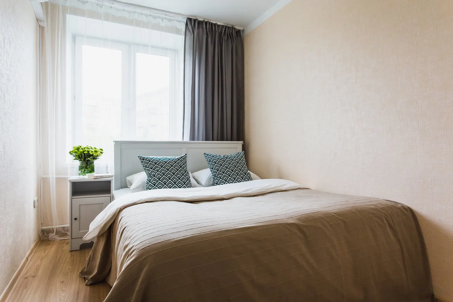 照片:极简风格卧室、提示 – 我们网站上的照片