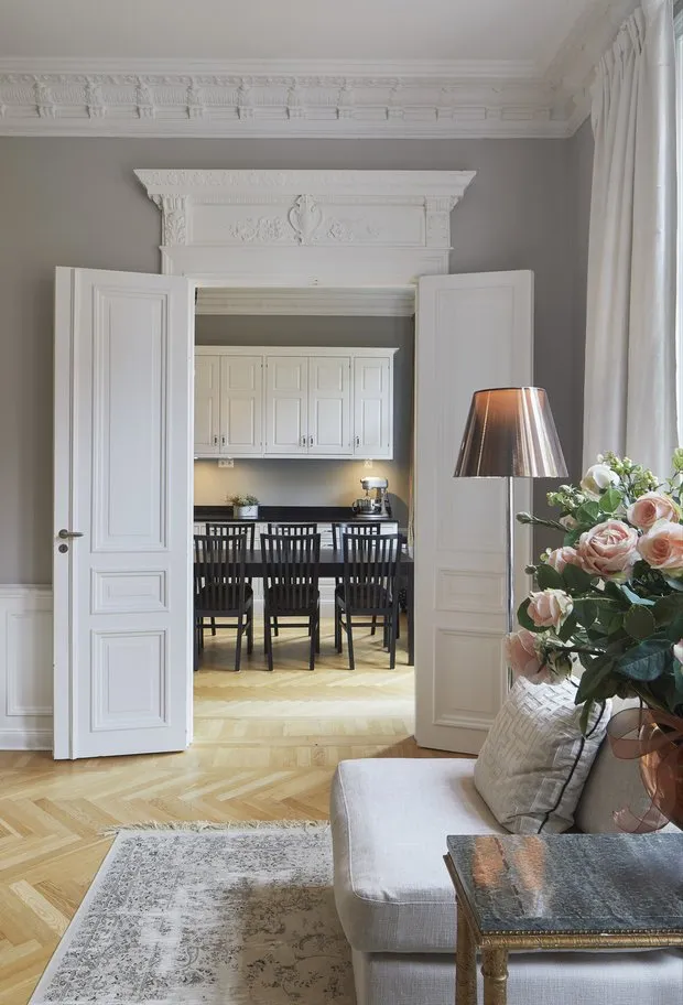 Photo: Kitchen and Dining Room in Classic, Modern Style, Interior Decoration, Apartment, 4 Rooms and More, Over 90 Square Meters – Photo on Our Website