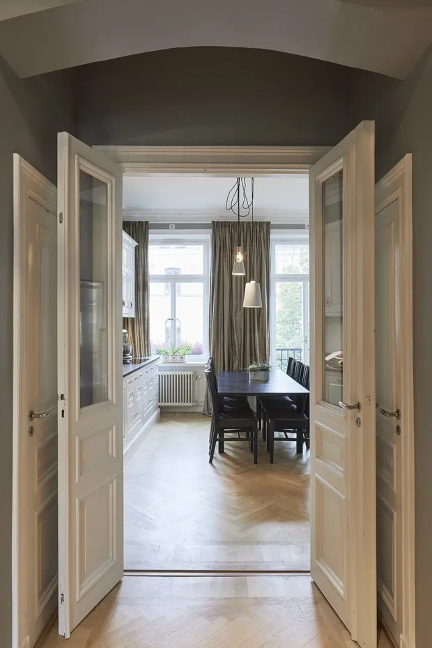 Photo: Kitchen and Dining Room in Classic, Modern Style, Interior Decoration, Apartment, 4 Rooms and More, Over 90 Square Meters – Photo on Our Website