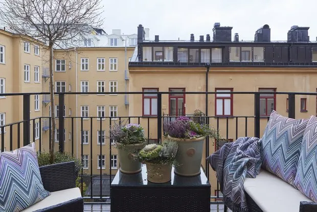 Photo: Balcony in Modern, Classic Style, Interior Decoration, Apartment, 4 Rooms and More, Over 90 Square Meters – Photo on Our Website