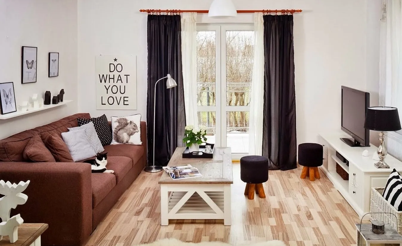 照片：现代风格客厅、技巧 – 网站上的照片