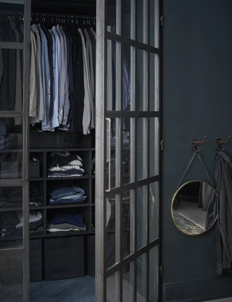 照片：现代风格衣柜、现代、斯堪的纳维亚风格、室内装饰、公寓、瑞典、绿色、斯德哥尔摩、灰色、品红、宜家 —— 来自我们网站的照片