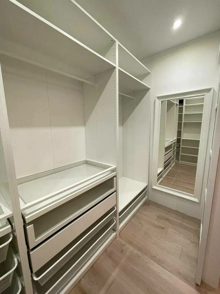 Foto: im Stil , Garderobe, Wohnung, Zimmerinterior, Umbau, Schlafzimmertür mit Garderobe, Schlafzimmer mit Garderobe, wie man eine Garderobe im Schlafzimmer macht, Ziegelhaus, Garderobenplanung, Garderobenrenovierung, kleine Garderobe – Fotos auf unserer Website