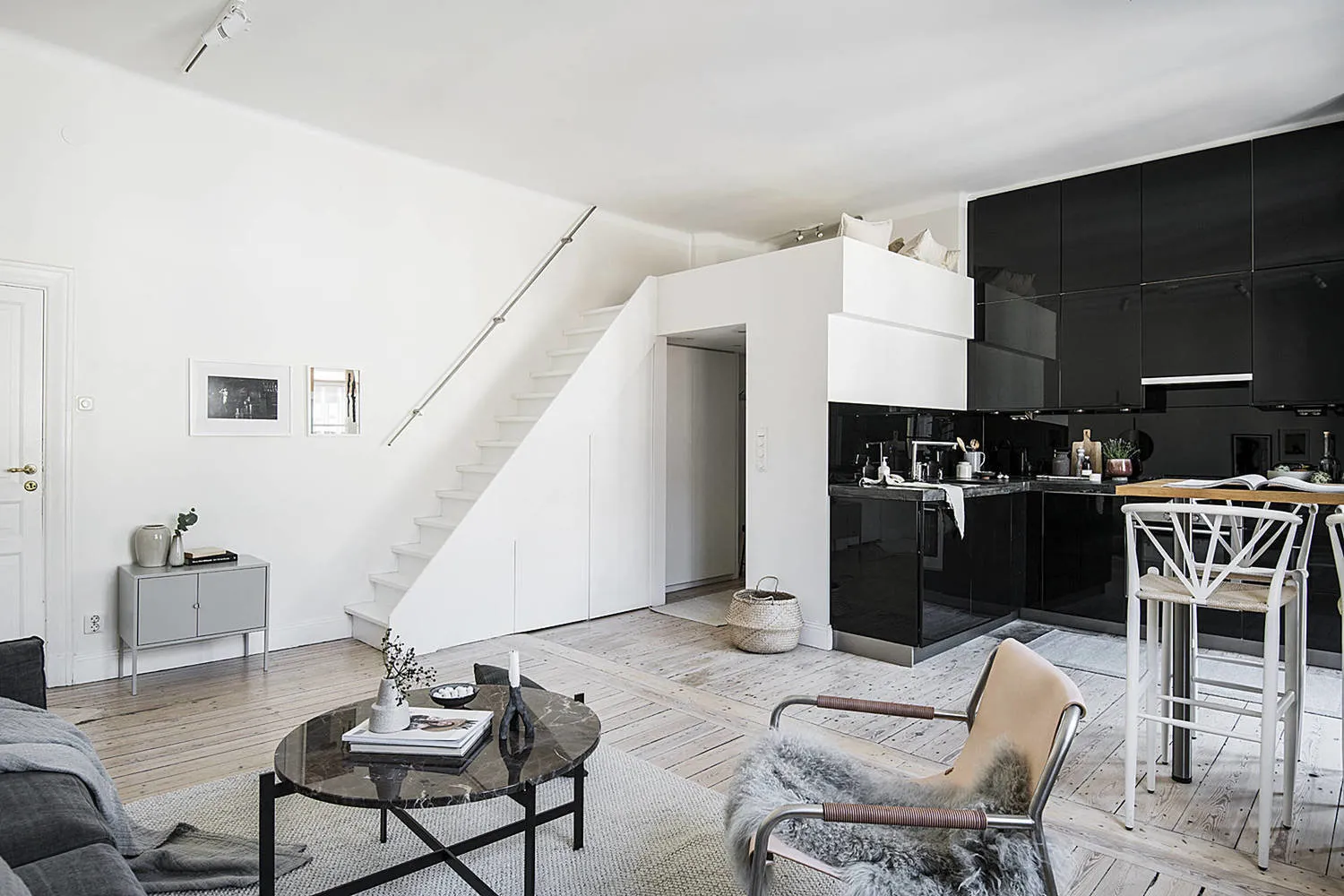 Photo: Living Room in Scandinavian, Modern, Decor and DIY, Apartment, Studio, White, Minimalism, Black, up to 40 sqm – photo on our website