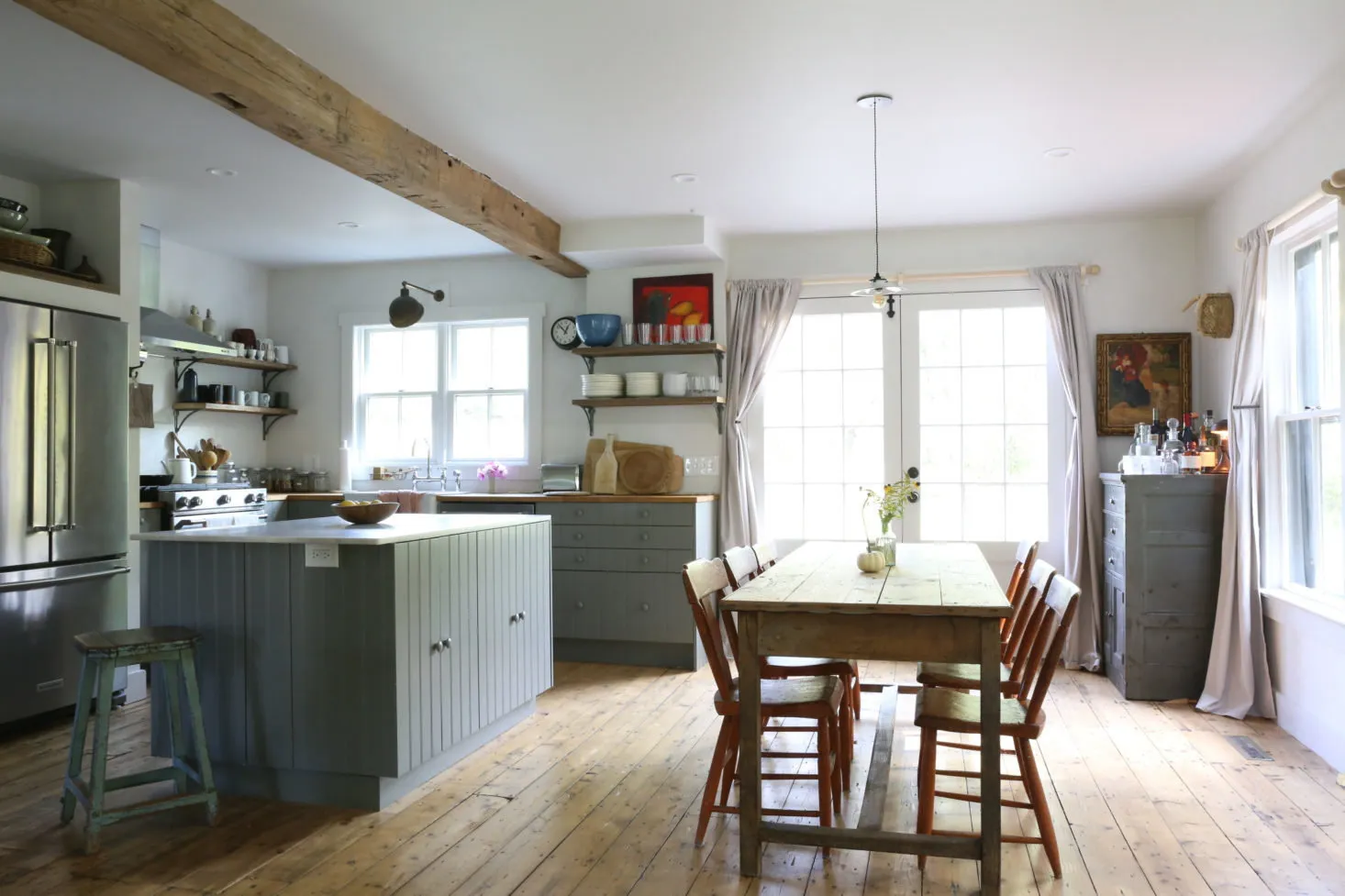 照片:斯堪的纳维亚风格房屋厨房和餐厅,提示,白色,极简主义,红色,灰色,明尼苏达州 – 网站上的照片