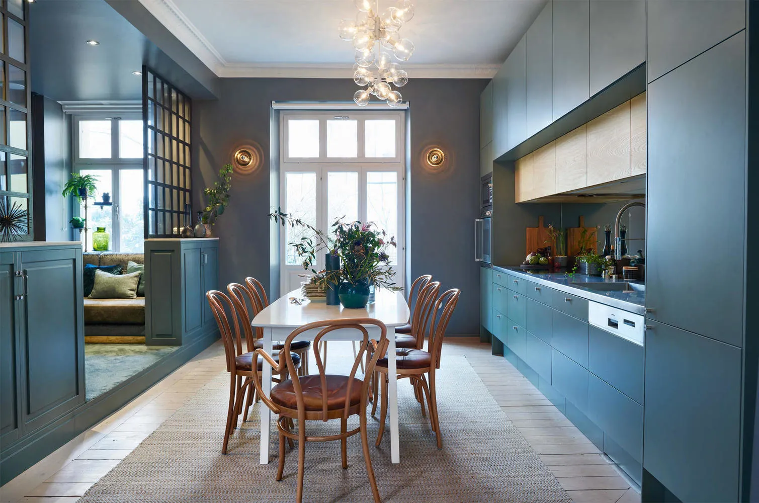 照片：厨房与餐厅，现代、斯堪的纳维亚风格、室内装饰、公寓、瑞典、绿色、斯德哥尔摩、灰色、品红、宜家 —— 来自我们网站的照片