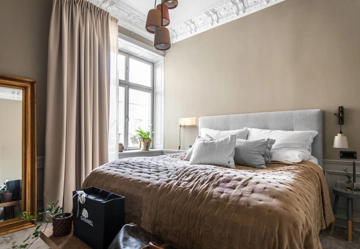 Фотографія: Спальня в стилі Скандинавський, Класичний, Декор інтер’єру, Швеція, Бежевий, Стокгольм, Сірий, 3 кімнати, 60-90 метрів – фото на нашому сайті