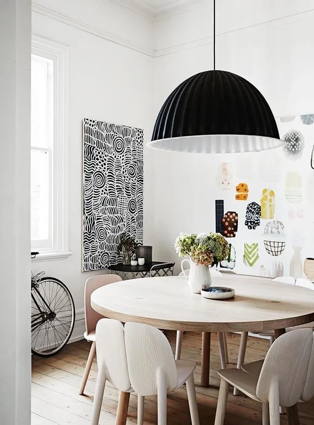 照片：北欧风格厨房与餐厅，现代、装饰与DIY，房屋，白色，极简主义，米色，灰色，生态 – 网站上的照片