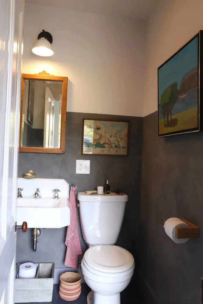 照片:普罗旺斯乡村、斯堪的纳维亚风格房屋浴室,提示,白色,极简主义,红色,灰色,明尼苏达州 – 网站上的照片