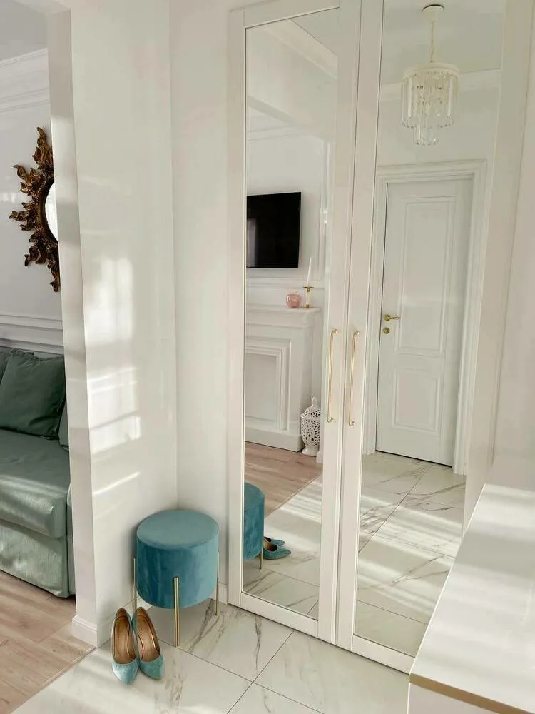 Foto: im Stil , Garderobe, Wohnung, Zimmerinterior, Umbau, Schlafzimmertür mit Garderobe, Schlafzimmer mit Garderobe, wie man eine Garderobe im Schlafzimmer macht, Ziegelhaus, Garderobenplanung, Garderobenrenovierung, kleine Garderobe – Fotos auf unserer Website