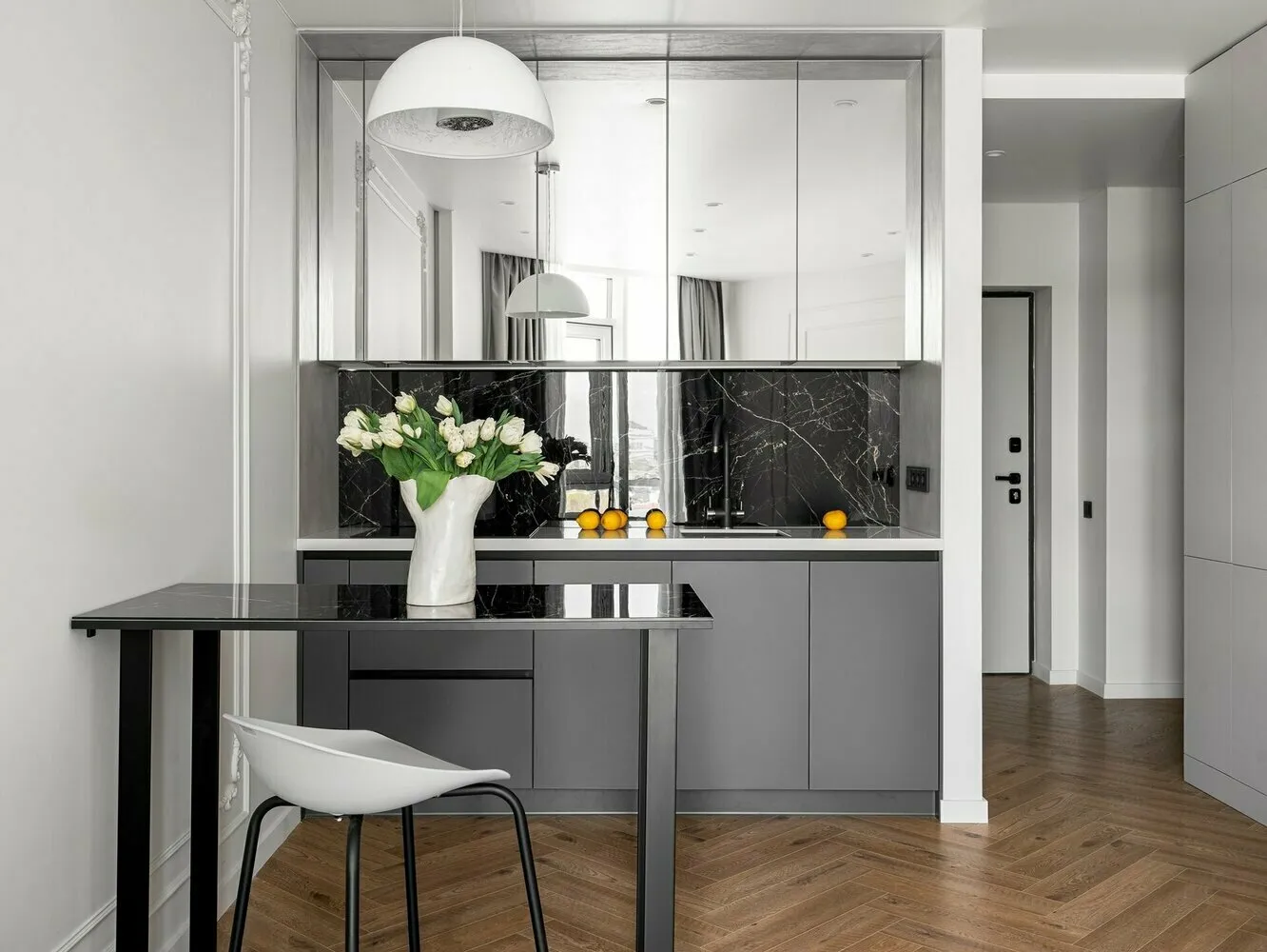 Foto: estilo diseño, Interiores de habitaciones, Diseño de interiores, Consejos, Espejos, Espejo, Decoración con espejos, cómo ampliar visualmente el área de una vivienda pequeña, espejos en dormitorios, delantal de espejo, diseño de apartamento, Cómo hacer que una pequeña vivienda parezca más espaciosa, espejo en decoración, espejos en interiores, espejo en diseño, ampliar habitación con espejos, espejos en cocina, espejos en pasillo, espejos en dormitorio – foto en nuestro sitio web