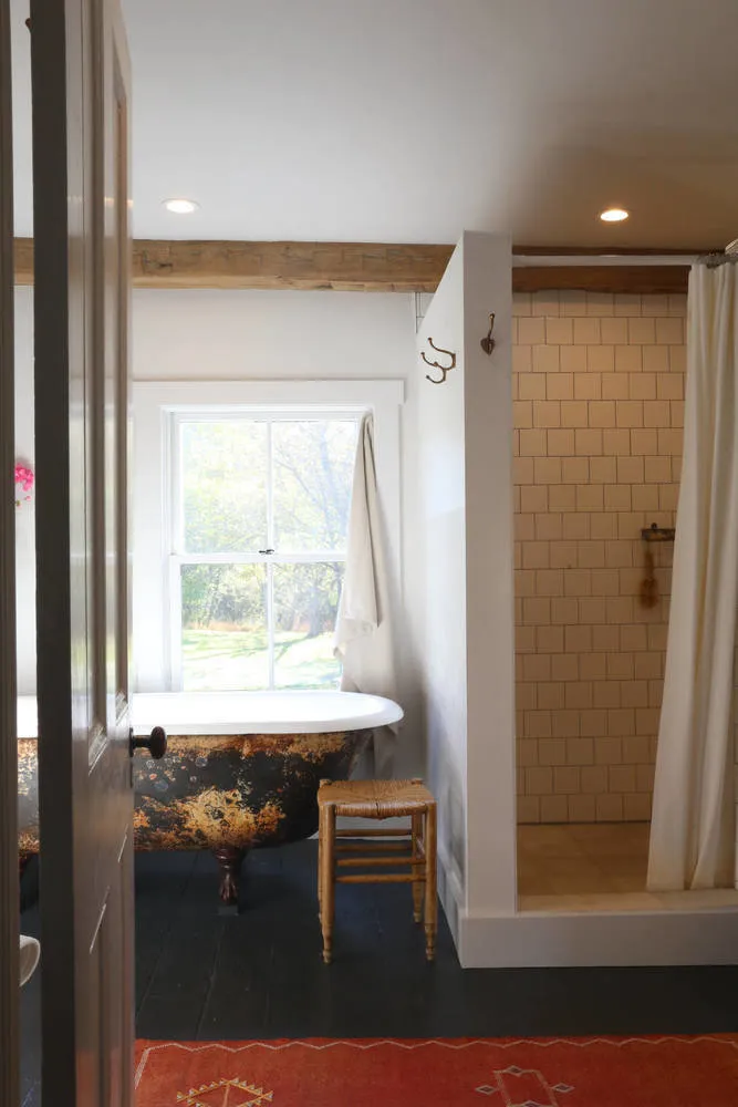 照片:普罗旺斯乡村、斯堪的纳维亚风格房屋浴室,提示,白色,极简主义,红色,灰色,明尼苏达州 – 网站上的照片