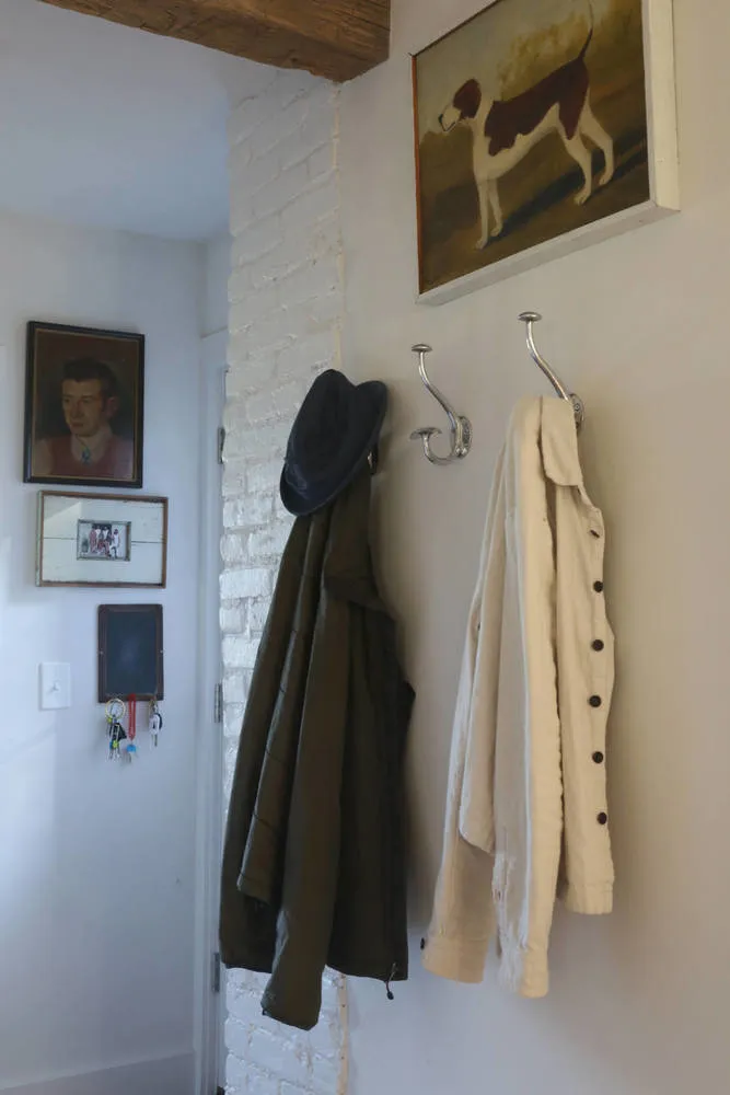 照片:经典、现代、斯堪的纳维亚风格房屋大厅,提示,白色,极简主义,红色,灰色,明尼苏达州 – 网站上的照片