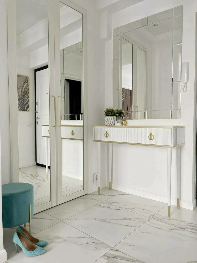 Foto: im Stil , Garderobe, Wohnung, Zimmerinterior, Umbau, Schlafzimmertür mit Garderobe, Schlafzimmer mit Garderobe, wie man eine Garderobe im Schlafzimmer macht, Ziegelhaus, Garderobenplanung, Garderobenrenovierung, kleine Garderobe – Fotos auf unserer Website