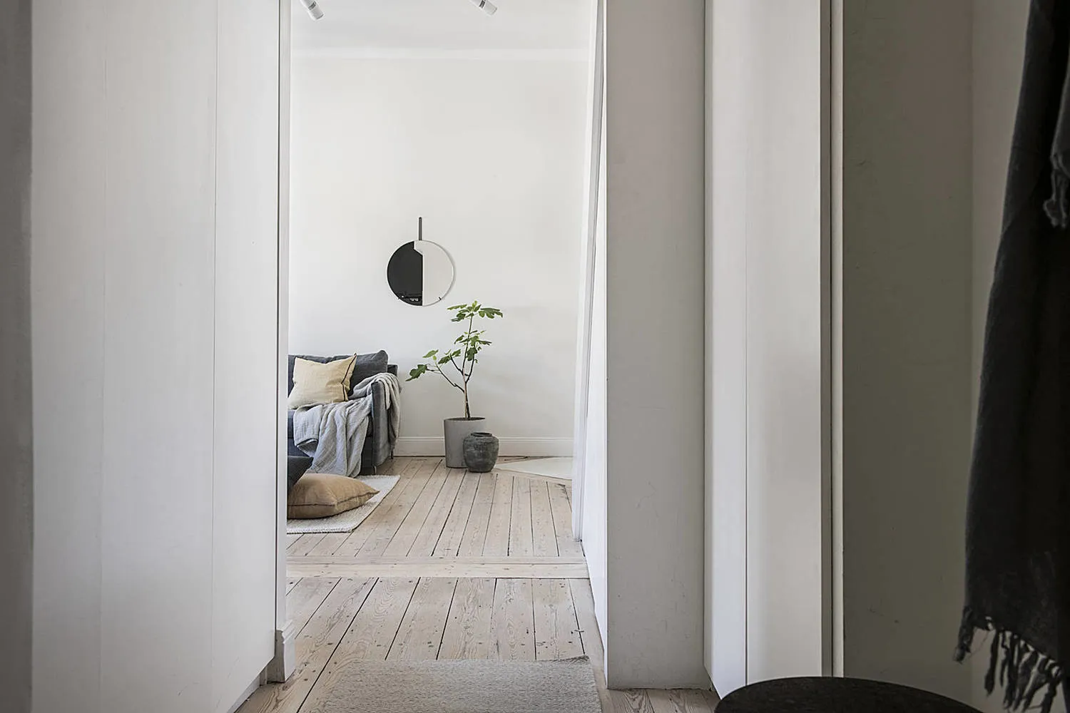 Photo: Entrance Hall in Scandinavian, Modern, Decor and DIY, Apartment, Studio, White, Minimalism, Black, up to 40 sqm – photo on our website