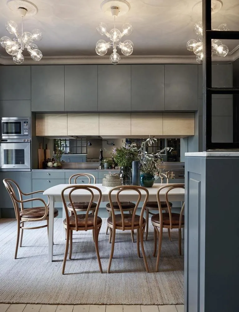 照片：厨房与餐厅，现代、斯堪的纳维亚风格、室内装饰、公寓、瑞典、绿色、斯德哥尔摩、灰色、品红、宜家 —— 来自我们网站的照片