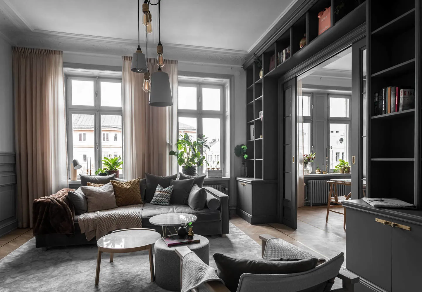 Фотографія: Гостинна в стилі Скандинавський, Класичний, Декор інтер’єру, Швеція, Бежевий, Стокгольм, Сірий, 3 кімнати, 60-90 метрів – фото на нашому сайті