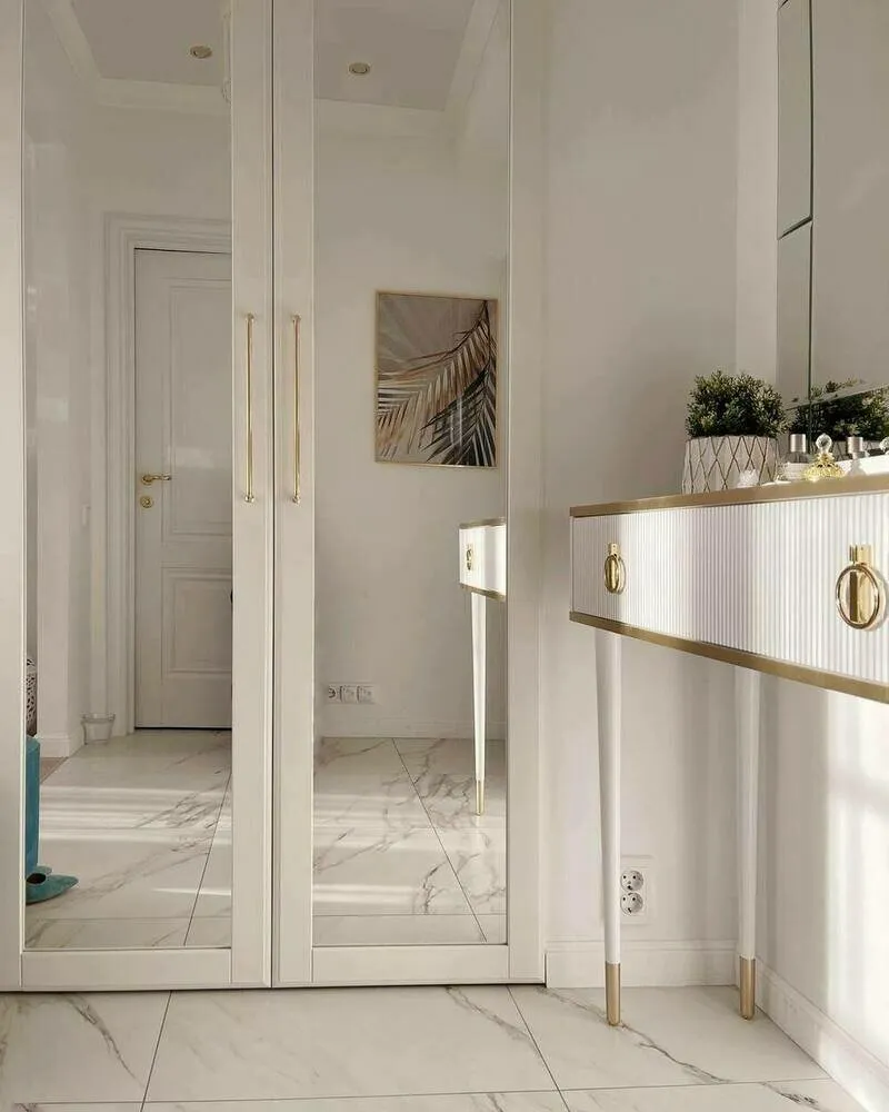 Foto: im Stil , Garderobe, Wohnung, Zimmerinterior, Umbau, Schlafzimmertür mit Garderobe, Schlafzimmer mit Garderobe, wie man eine Garderobe im Schlafzimmer macht, Ziegelhaus, Garderobenplanung, Garderobenrenovierung, kleine Garderobe – Fotos auf unserer Website