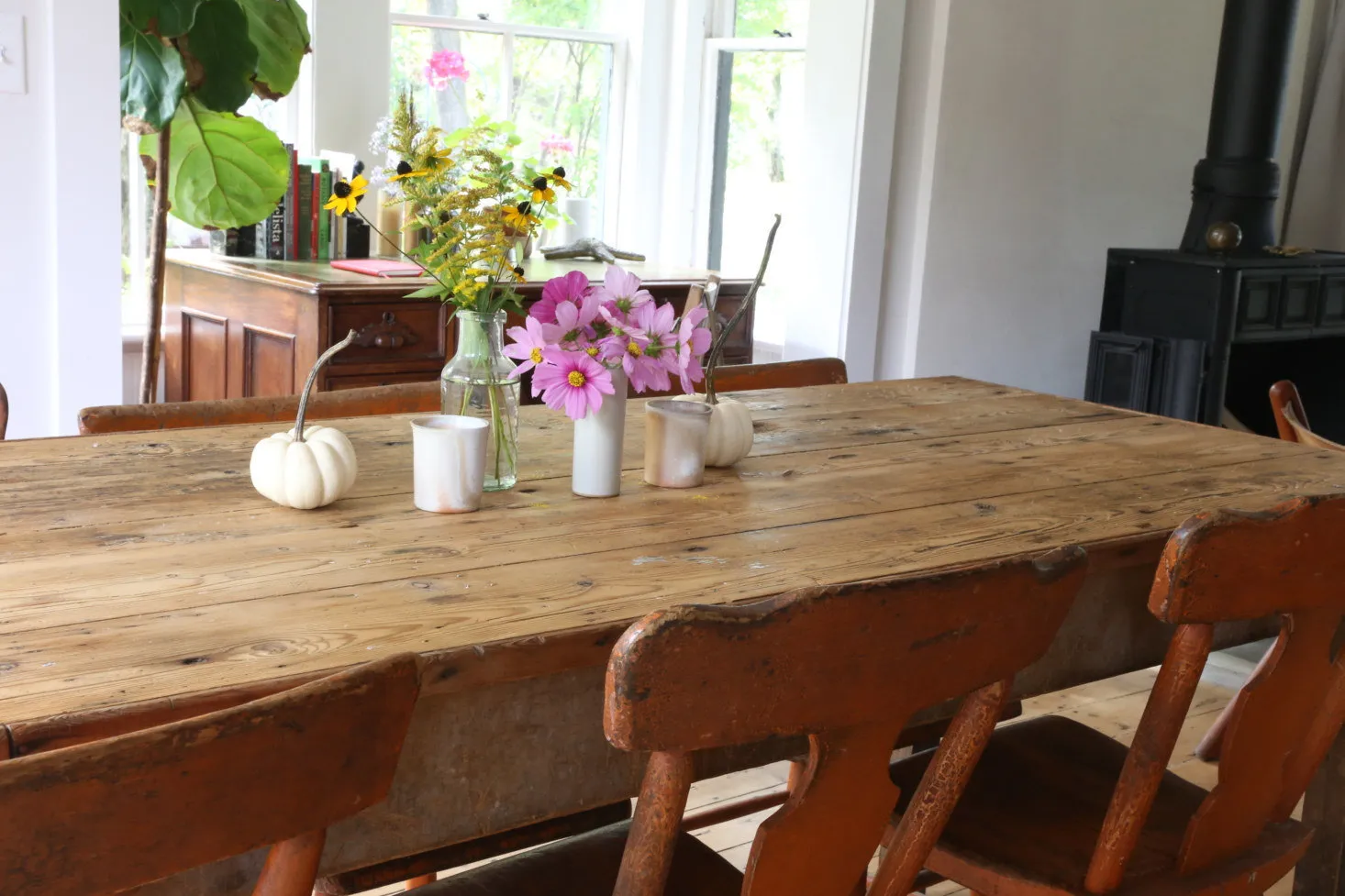 照片:斯堪的纳维亚风格房屋厨房和餐厅,提示,白色,极简主义,红色,灰色,明尼苏达州 – 网站上的照片