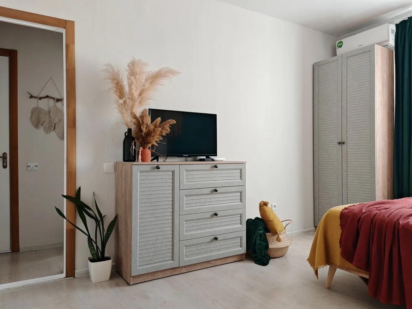 Foto: estilo moderno, apartamento pequeño, vivienda, remodelación, reforma práctica, hasta 40 metros, Gelenjik, Julia Sofronova – fotos en nuestro sitio web