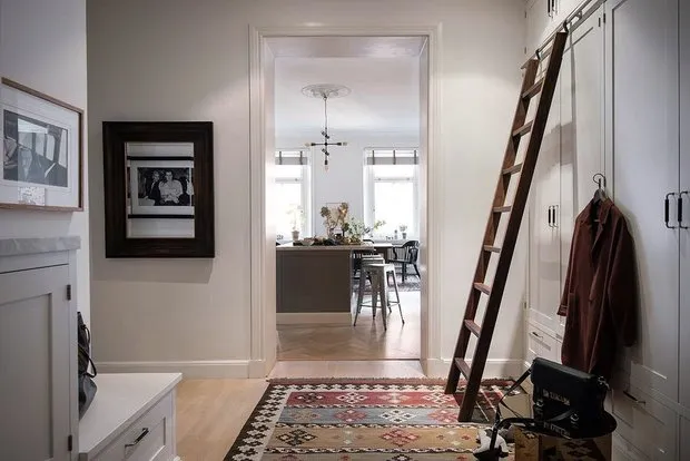 Photo: Hallway in Scandinavian, Classical, Loft, Modern, Eclectic Style, Interior Decoration, Apartment, Sweden, White, Blue, Gray, Gothenburg, Storage in Hallway, Loft Decor, Kitchen Storage System Organization, How to Organize Storage in Bedroom, Kitchen with Island, 2 Rooms, Over 90 Square Meters – Photo on Our Website