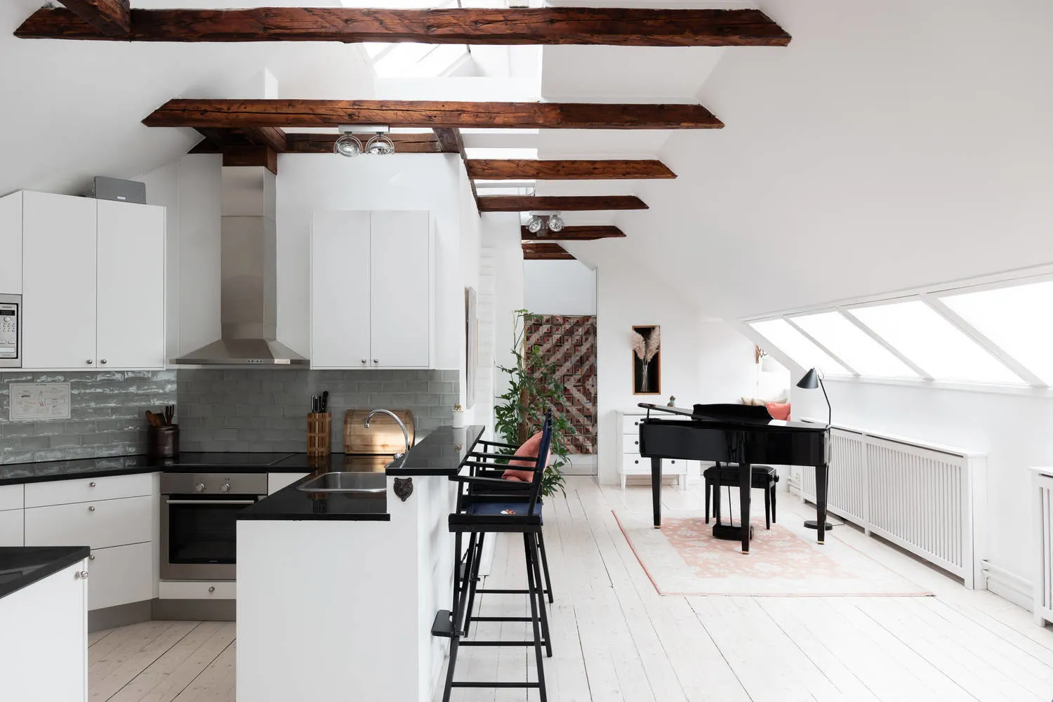 照片:北欧风格厨房和用餐区,现代,室内装饰,公寓,白色,米色,3个房间,超过90平方米 – 我们网站上的照片