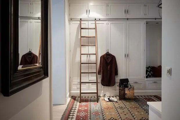 Photo: Hallway in Scandinavian, Classical, Loft, Modern, Eclectic Style, Interior Decoration, Apartment, Sweden, White, Blue, Gray, Gothenburg, Storage in Hallway, Loft Decor, Kitchen Storage System Organization, How to Organize Storage in Bedroom, Kitchen with Island, 2 Rooms, Over 90 Square Meters – Photo on Our Website