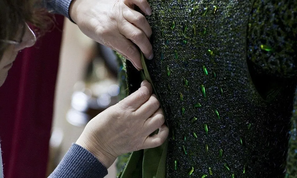 裙子上装饰了1000片金甲虫的翅膀，它们依然闪闪发光