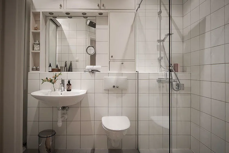 Фотография: Ванная в стиле Современный, Классический, Лофт, Эклектика, Декор интерьера, Квартира, Швеция, Белый, Синий, Серый, Гетеборг, хранение в прихожей, декор в лофте, организация системы хранения на кухни, как организовать хранение в спальне, кухня с островом, 2 комнаты, Более 90 метров – фото на нашем сайте