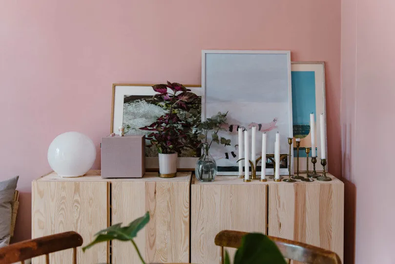 照片:生态风格客厅,室内装饰,小公寓,公寓,瑞典,蓝色,灰色,粉色,2个房间,最多40平方米 – 网站上的照片