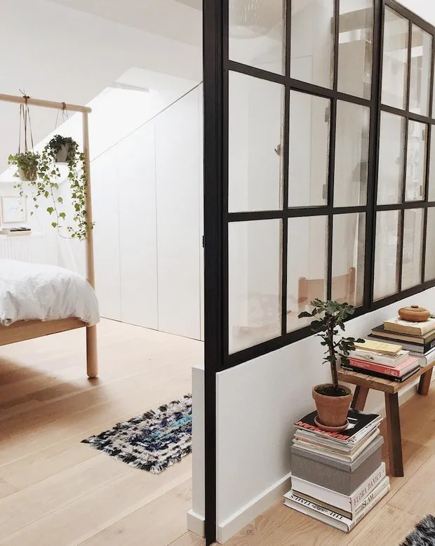 照片：斯堪的纳维亚风格客厅，小贴士，白色，米色，棕色 – 网站上的照片