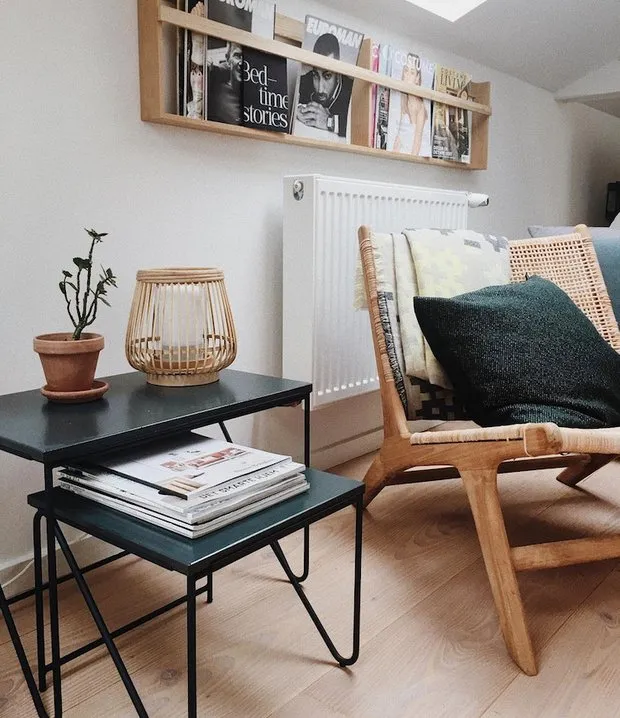 照片：斯堪的纳维亚风格客厅，小贴士，白色，米色，棕色 – 网站上的照片