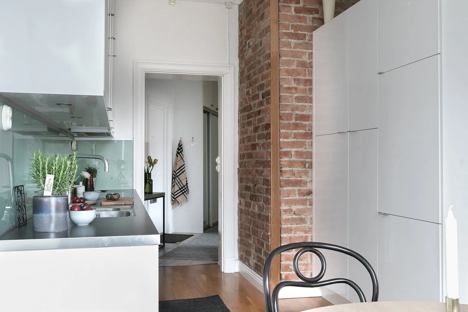 照片:瑞典哥德堡的北欧风格厨房与餐厅,室内装饰,公寓,2室 – 我们网站上的照片