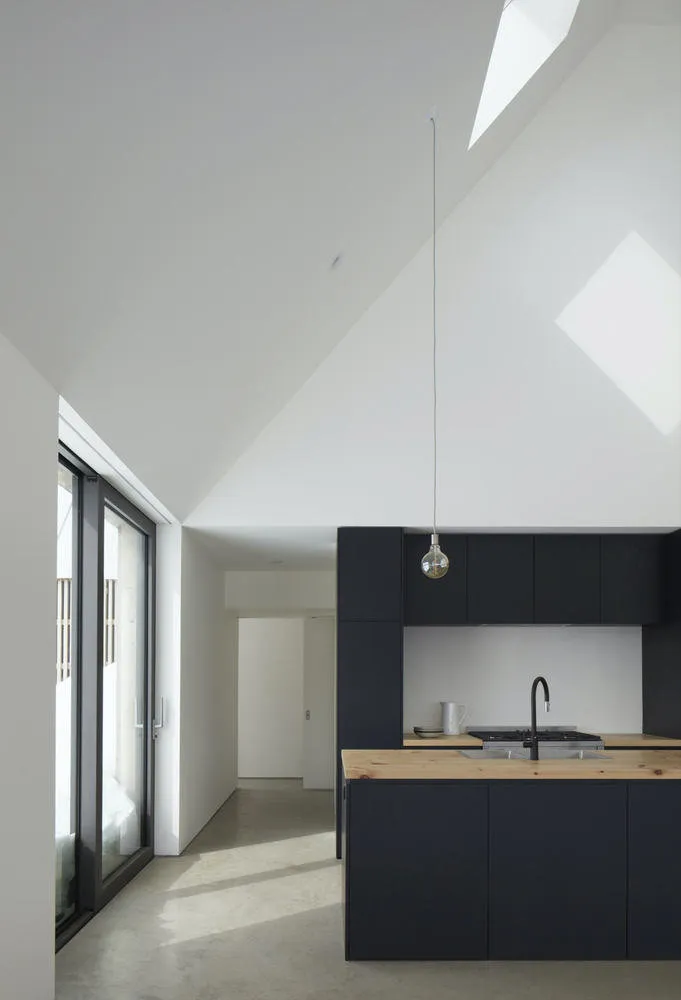 照片:极简主义风格厨房与餐厅,现代住宅,白色,灰色,房屋与小屋,超过90米 – 网站上的照片