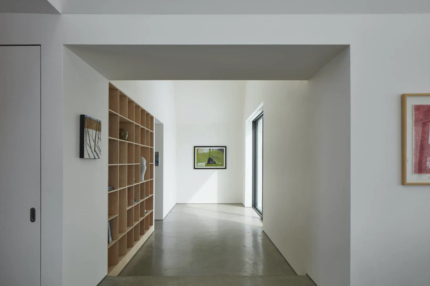 照片:极简主义风格走廊,现代住宅,白色,灰色,房屋与小屋,超过90米 – 网站上的照片