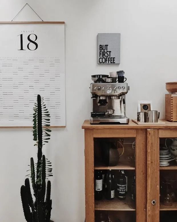 照片：斯堪的纳维亚风格厨房与餐厅，小贴士，白色，米色，棕色 – 网站上的照片