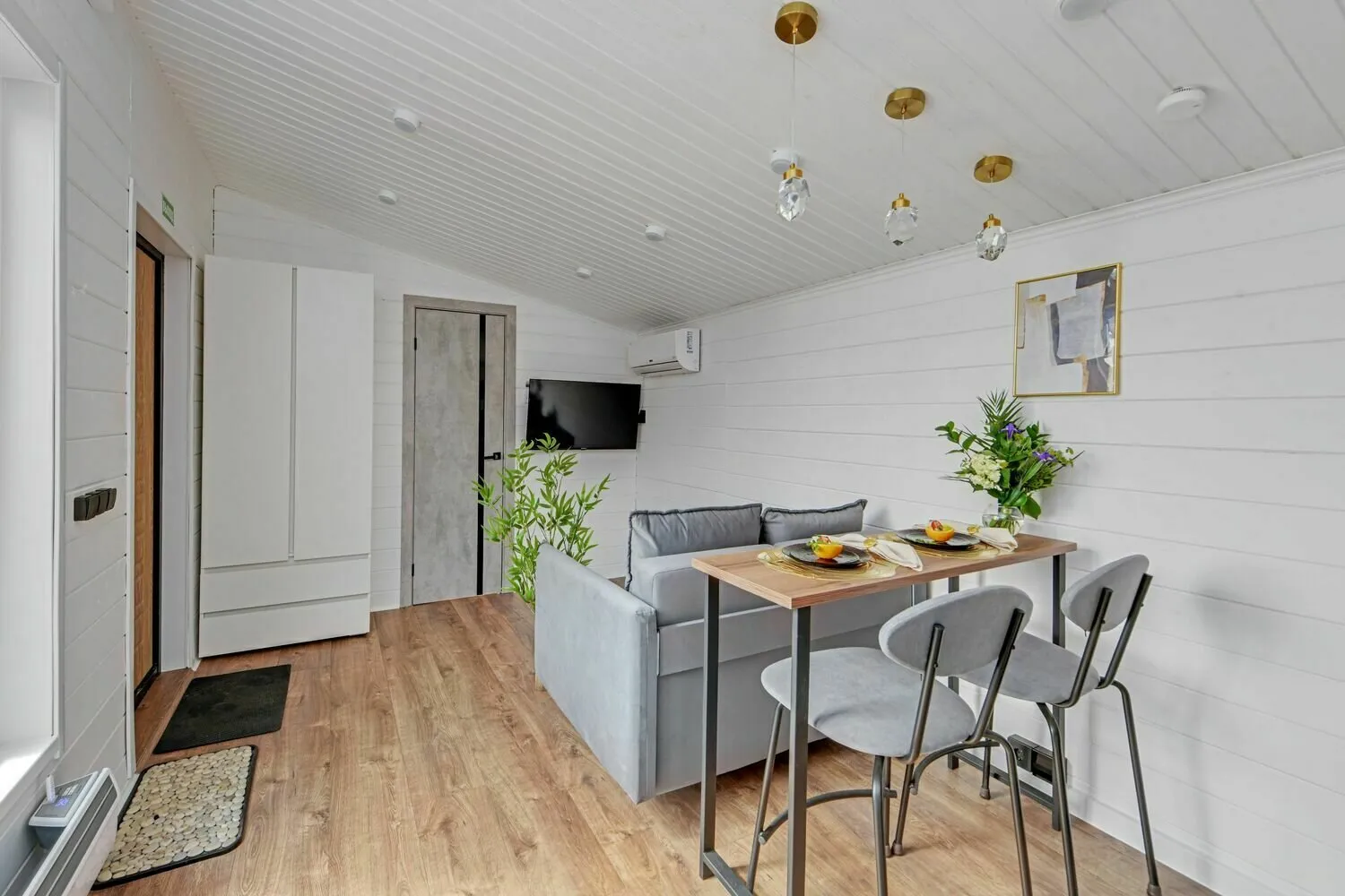 Foto: Wohnzimmer im skandinavischen Stil, Modern, Haus, Projekt des Tages, Haus und Ferienwohnung, bis 40 m² – Fotos auf unserer Website