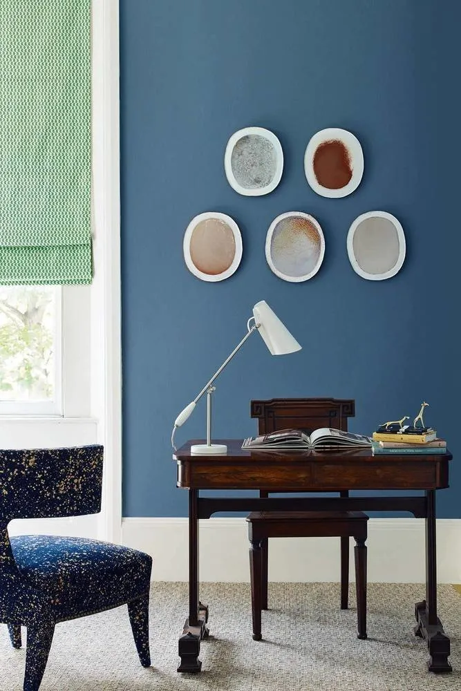 图片:极简风格厨房与餐厅,室内装饰,家具和灯光,技巧,棕色 – 我们网站上的照片