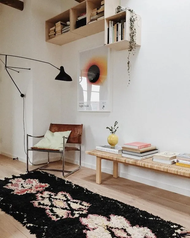 照片：斯堪的纳维亚风格客厅，小贴士，白色，米色，棕色 – 网站上的照片