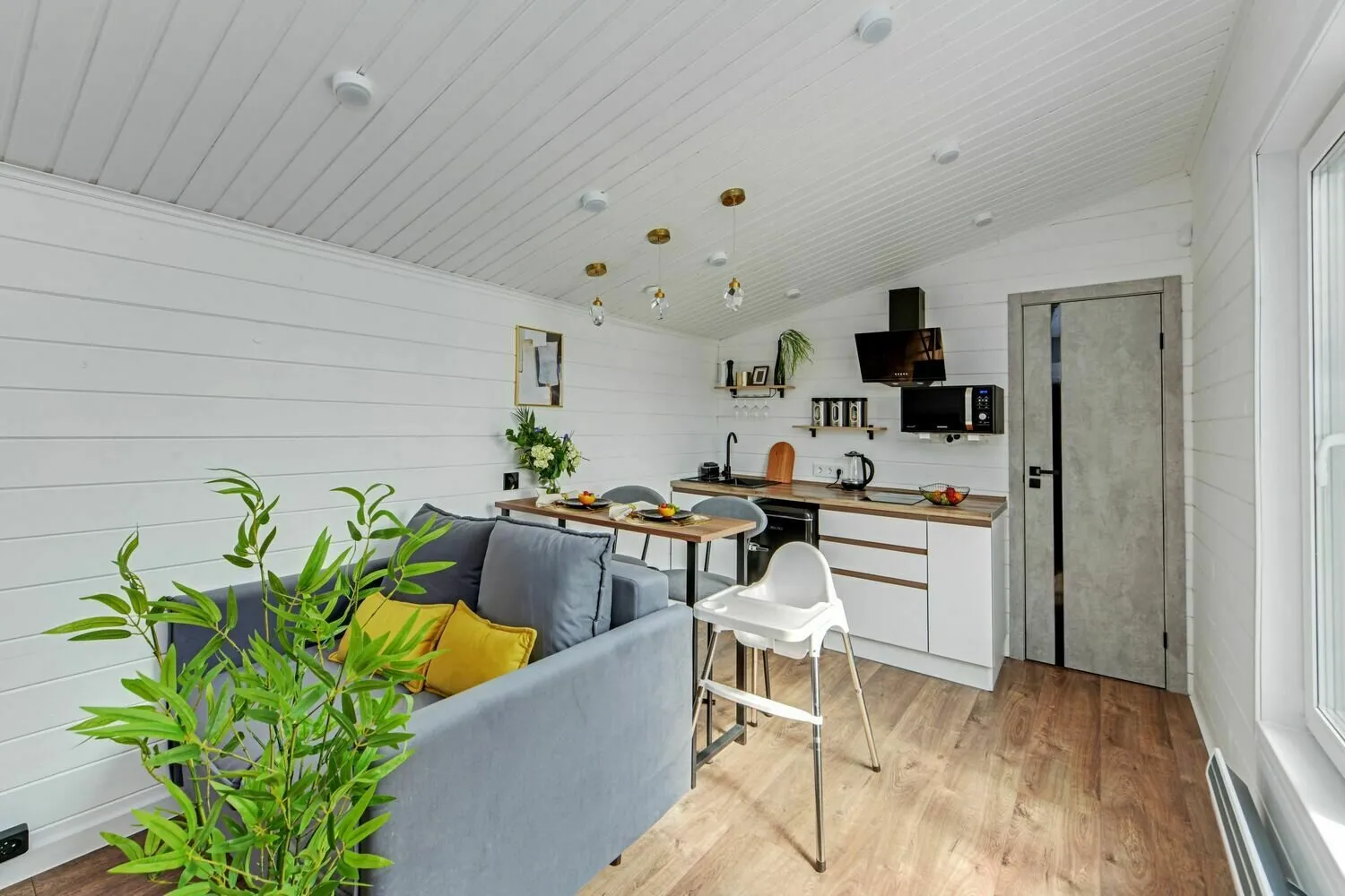 Foto: Küche und Essbereich im skandinavischen Stil, Modern, Haus, Projekt des Tages, Haus und Ferienwohnung, bis 40 m² – Fotos auf unserer Website