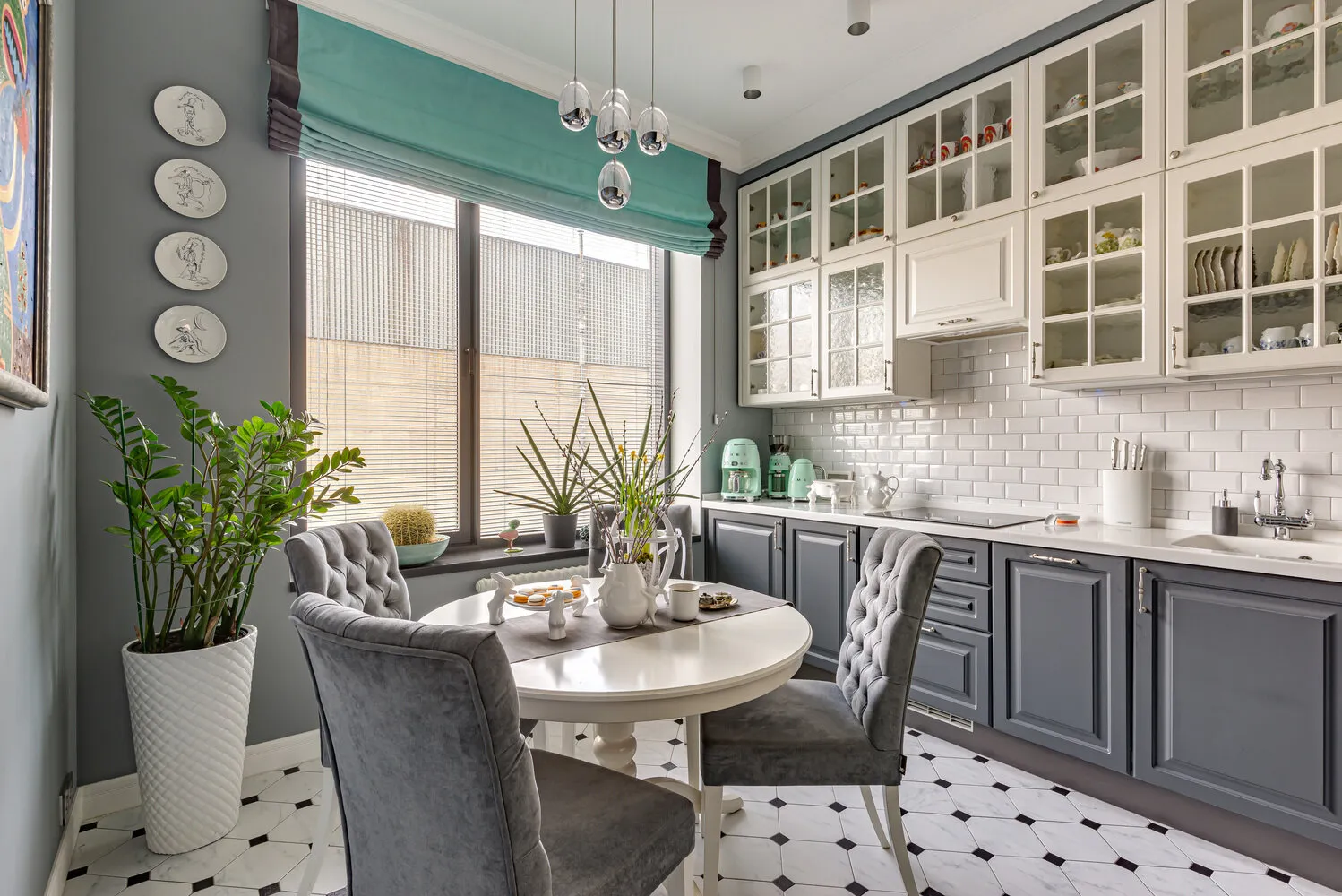 Toda la gran electrodoméstica fue integrada en el armario, sobre la superficie solo quedó lo que no solo podía usarse para su propósito, sino también añadir acentos.