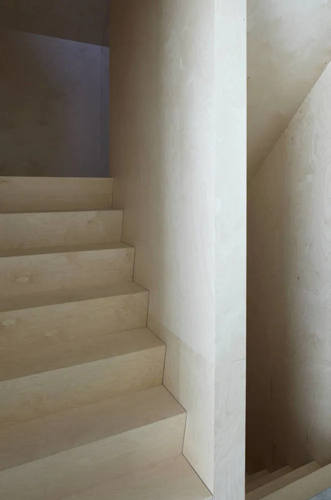 照片:极简主义风格浴室,现代住宅,白色,灰色,房屋与小屋,超过90米 – 网站上的照片