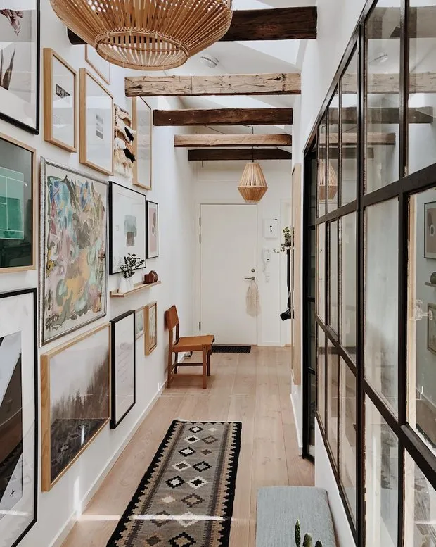 照片：斯堪的纳维亚风格客厅，小贴士，白色，米色，棕色 – 网站上的照片