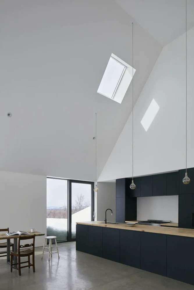 照片:极简主义风格厨房与餐厅,现代住宅,白色,灰色,房屋与小屋,超过90米 – 网站上的照片