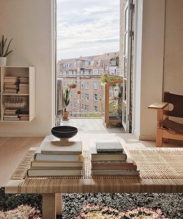 照片：斯堪的纳维亚风格客厅，小贴士，白色，米色，棕色 – 网站上的照片