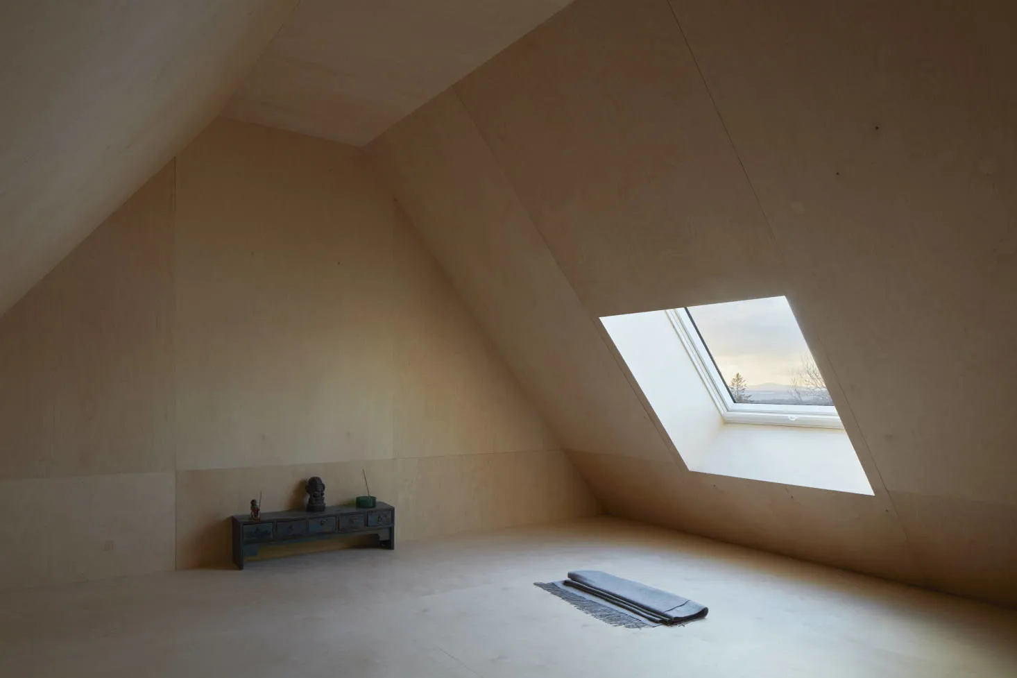 照片:极简主义风格客厅,现代住宅,白色,灰色,房屋与小屋,超过90米 – 网站上的照片