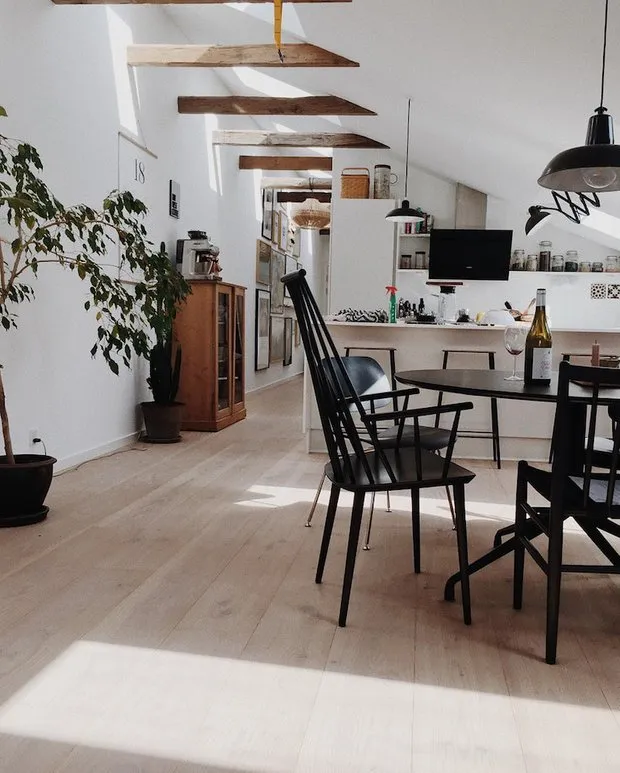 照片：斯堪的纳维亚风格客厅，小贴士，白色，米色，棕色 – 网站上的照片