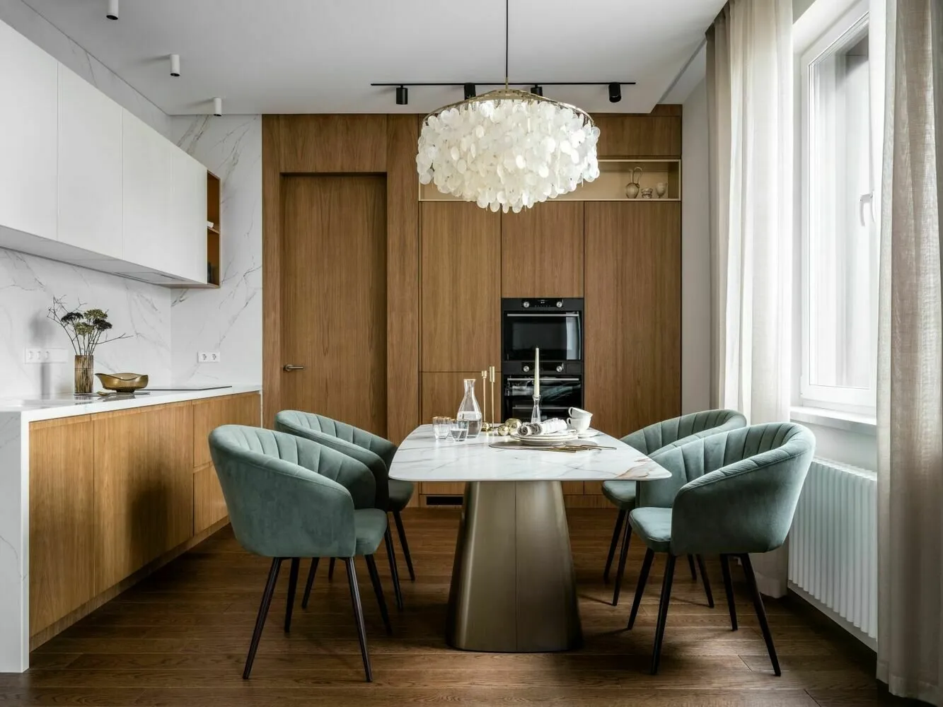 Toda la mobiliario de cocina y puertas hechas según los bocetos de los diseñadores.