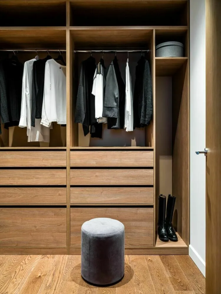 Foto: Armario en estilo moderno, Proyecto de la Semana, 4 o más habitaciones, Más de 90 metros cuadrados – fotos en nuestro sitio web